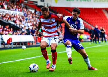 Doncaster Rovers takımından Billy Sharp, Doncaster Exeter City maçında Exeter City 'den Jack Aitchison' ı 2 Ağustos 2025 'te Eco-Power Stadyumu' nda durdurdu.