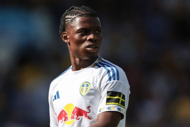 Leeds United takımından Largie Ramazani, Leeds United 'ın 2 Ağustos 202' de Elland Road, Leeds, İngiltere 'de oynadığı Leeds United-Villarreal maçında izlemektedir.