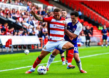 Doncaster Rovers takımından Billy Sharp, Doncaster Exeter City maçında Exeter City 'den Jack Aitchison' ı 2 Ağustos 2025 'te Eco-Power Stadyumu' nda durdurdu.