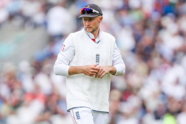 İngiltere 'den Joe Root, 5. Rothesay Test Maçı' na bakıyor. 3. İngiltere, Hindistan 'a karşı Kia Oval, Londra, İngiltere, 2 Ağustos 202