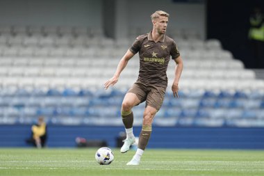 Brentford 'dan Kristoffer Ajer, Queens Park Rangers' ın Brentford 'a karşı oynadığı 2 Ağustos 2025' te Londra 'daki Kiyan Prince Foundation Stadyumu' nda oynanan sezon öncesi dostluk maçında topa vuruyor.