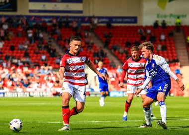 Doncaster Rovers takımından Owen Bailey, Doncaster Rovers 'ın Exeter City' e karşı oynadığı 2 Ağustos 2025 'te oynanan Sky Bet 1 karşılaşmasında pas verdi.