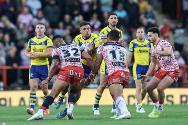 Warrington Wolves 'tan Joe Philbin Leigh Leopards' dan Joe Ofahengaue ve Leigh Leopards 'dan Isaac Liu' yu, Leigh Spor Köyü 'nde Warrington Wolves' a karşı oynadığı 20. Leigh Leopards karşılaşmasında içeri daldı.