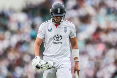 İngiliz Jamie Smith, 1 Ağustos 2025 'te Kia Oval, Londra, İngiltere' de oynanan 5. Rothesay Test Maçı 'nda Hintli KL Rahul tarafından yakalandıktan sonra oyun alanından ayrıldı.