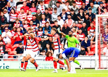 Doncaster Rovers takımından Matty Pearson, İngiltere 'nin Doncaster kentindeki Eco-Power Stadyumu' nda oynanan Sky Bet 1 karşılaşmasında tepki gösterdi. 