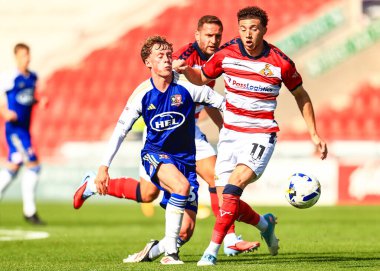 Doncaster Rovers 'dan Jordan Gibson Exeter City' den Ethan Brierley 'e, Doncaster-Power Stadyumu, Doncaster, İngiltere' deki Doncaster Rovers - Exeter City maçında baskı yapıyor. 