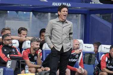 Keith Andrews, 2 Ağustos 2025 'te Londra' daki Kiyan Prince Foundation Stadyumu 'nda Queens Park Rangers Brentford' a karşı oynanan sezon öncesi dostluk maçında Brentford 'un teknik direktörü.