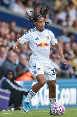 Leeds United takımından Isaac Schmidt, 2 Ağustos 202 'de Leeds Road, Leeds, İngiltere' de oynanan Leeds United-Villarreal maçında topu aldı.