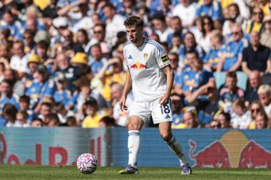 Leeds United takımından Anton Stach, 2 Ağustos 202 'de Leeds Road, Leeds, İngiltere' de oynanan Leeds United-Villarreal maçında topu aldı.