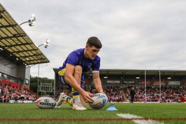 Warrington Wolves 'tan Josh Thewlis maç öncesi ısınma turunda Betfred Süper Lig 20. Leigh Leopards' a karşı Leigh Spor Köyü, Leigh, İngiltere,  