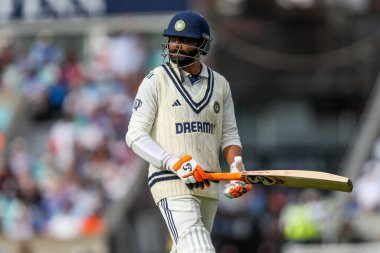 Hintli Ravindra Jadeja, 5. Rothesay Test Maçı 'nda işten çıkarılmasının ardından üzgün görünüyor. 3. İngiltere Hindistan' a karşı Kia Oval, Londra, 2 Ağustos 2025