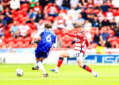 Doncaster Rovers 'dan Robbie Gotts Exeter City' den Ethan Brierley 'e, Doncaster - Exeter City maçında baskı yapıyor.