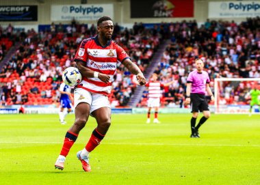Doncaster Rovers takımından Brandon Hanlan, 2 Ağustos 2025 'te Eco-Power Stadyumu, Doncaster' da oynanan Sky Bet 1 karşılaşmasında boşluğu kapatıyor.