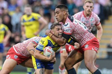 Warrington Wolves 'dan Sam Powell, Leigh Leopards' dan Joe Ofahengaue tarafından Leigh Leopards 'ın Leigh Spor Köyü Leigh, İngiltere' de düzenlenen 20. Leigh Leopards - Warrington Wolves maçında ensesine geçirildi., 