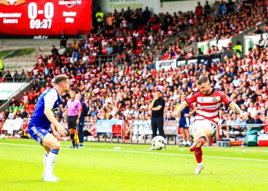 Doncaster Rovers takımından Glenn Middleton, 2 Ağustos 2025 'te Eco-Power Stadyumu' nda oynanan Sky Bet 1 karşılaşmasında topu geçti.