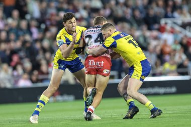 Warrington Wolves 'dan Samuel Stone ve Warrington Wolves' tan Luke Yates, Leigh Leopards 'a karşı Leigh Spor Köyü Leigh, İngiltere' de düzenlenen 20. Leigh Leopards - Warrington Wolves karşılaşmasında Leigh Leopards 'tan Bailey Hodgson' u yere serdi.