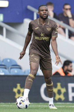 Frank Onyeka sezon öncesi hazırlık maçı sırasında Queens Park Rangers, Brentford 'a karşı Kiyan Prince Vakfı Stadyumu, Londra, 2 Ağustos 2025