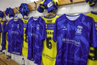 Warrington maçı ve soyunma odasında ısınma tişörtleri Betfred Süper Lig 20. Raundda Leigh Leopards 'a karşı Warrington Wolves Leigh Spor Köyü, Leigh, İngiltere