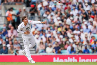 İngiltere 'den Jacob Bethell, 2 Ağustos 2025' te İngiltere 'nin Hindistan' a karşı oynadığı 5. Rothesay Test Maçı 'nda bovling oynuyor.