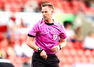 Hakem Ross Joyce Sky Bet Ligi 1 karşılaşmasında Doncaster Rovers Exeter City 'ye karşı Eco-Power Stadyumu, Doncaster, Birleşik Krallık, 2 Ağustos 2025