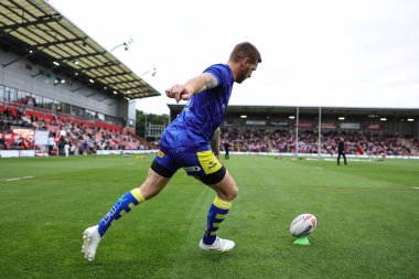 Warrington Wolves 'tan Marc Sneyd maç öncesi ısınma turunda Betfred Süper Lig 20. Leigh Leopards' a karşı Leigh Spor Köyü, Leigh, İngiltere 'de Leigh Wolves maçında 