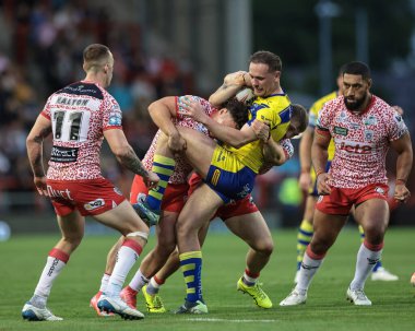 Warrington Wolves 'dan Ben Currie, Leigh Leopards' dan Lachlan Lam tarafından 20. Leigh Leopards 'ın Warrington Wolves' a karşı oynadığı Leigh Spor Köyü 'nde yenildi., 