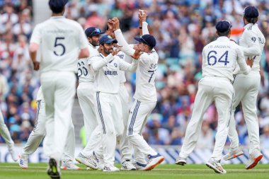 Hindistan 'dan Prasidh Krishna, Ben Duckett' in 5. Rothesay Test Maçı 'nda işten çıkarılması sonrasında takım arkadaşlarıyla kutluyor. 4.
