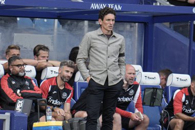 Keith Andrews, 2 Ağustos 2025 'te Londra' daki Kiyan Prince Foundation Stadyumu 'nda Queens Park Rangers Brentford' a karşı oynanan sezon öncesi dostluk maçında Brentford 'un teknik direktörü.