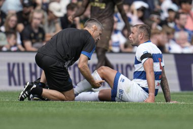 Queens Park Rangers 'dan Steve Cook, Queens Park Rangers' a karşı Kiyan Prince Foundation Stadyumu 'nda oynanan 2 Ağustos 2025 tarihli hazırlık maçında sakatlandı.