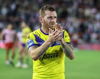 Warrington Wolves takımından Marc Sneyd, Leigh Spor Köyü Leigh, İngiltere 'de düzenlenen 20. Leigh Leopards - Warrington Wolves karşılaşmasında taraftarları alkışlıyor. 