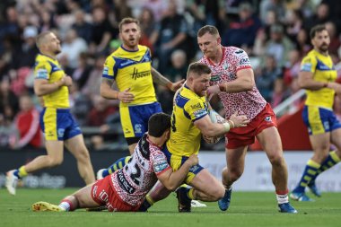 Warrington Wolves takımından Luke Yates, Leigh Leopards 'ın 20. Leigh Leigh Leopards' a karşı oynadığı Leigh Leigh Spor Köyü 'nde Leigh Leopards - Warrington Wolves maçında Ben McNamara ile kapışıyor., 