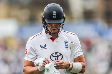 İngiliz Jamie Smith, 1 Ağustos 2025 'te Kia Oval, Londra, İngiltere' de oynanan 5. Rothesay Test Maçı 'nda Hintli KL Rahul tarafından yakalandıktan sonra oyun alanından ayrıldı.