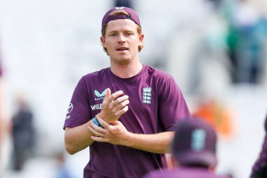 İngiltere 'nin Ollie Pope' u, 4. Rothesay Deneme Maçı öncesinde ısınıyor. İngiltere, 3 Ağustos 2025 'te Kia Oval, Londra' da Hindistan 'a karşı.