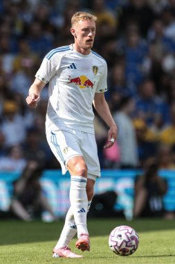 Leeds United takımından Sean Longstaff 2 Ağustos 202 'de Elland Road, Leeds, İngiltere' de oynanan Leeds United-Villarreal maçında topla oynadı.