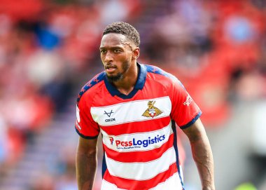 Doncaster Rovers takımından Brandon Hanlan 2 Ağustos 2025 'te Doncaster Rovers' a karşı Exeter City maçında Eco-Power Stadyumu, Doncaster, İngiltere