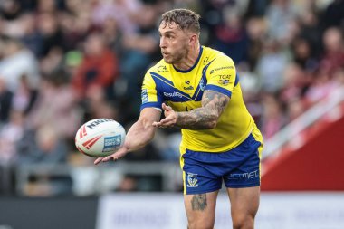 Warrington Wolves 'tan Sam Powell, Leigh Spor Köyü Leigh, İngiltere' de düzenlenen 20. Leigh Leopards - Warrington Wolves maçında topu indiriyor.,  