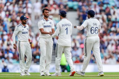 Hindistan 'dan Prasidh Krishna, 5. Rothesay Test Maçı sırasında İngiltere' den Jacob Bethell 'in 4. Kia Oval, Londra, İngiltere' den 3 Ağustos 2025 'te Hindistan' a açtığı davayı takım arkadaşlarıyla kutluyor.