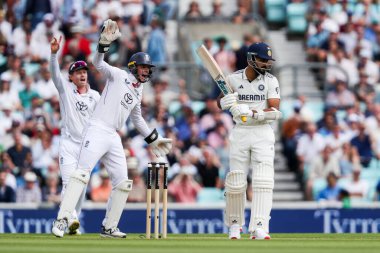 İngiltere 'den Jamie Smith, 2 Ağustos 2025' te İngiltere 'nin Kia Oval, Londra' da Hindistan 'a açtığı 5. Rothesay Test Maçı' nda tepki gösterdi.