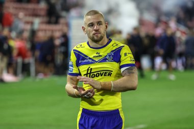 Warrington Wolves takımından Matt Dufty, Leigh Spor Köyü Leigh, İngiltere 'de düzenlenen 20. Leigh Leopards - Warrington Wolves karşılaşmasında taraftarları alkışlıyor.