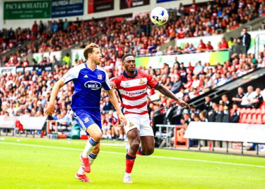 Doncaster Rovers 'dan Brandon Hanlan ve Exeter City' den Jack Fitzwater, 2 Ağustos 2025 'te Eco-Power Stadyumu' nda oynanan Sky Bet 1 karşılaşmasında top için mücadele ettiler.