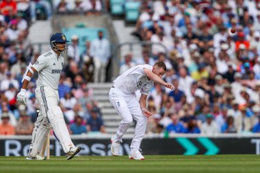 İngiltere 'den Gus Atkinson 5. Rothesay Test Maçı' nda 3. İngiltere Hindistan 'a karşı 2 Ağustos 2025' te Londra, Kia Oval 'da bovling oynuyor.