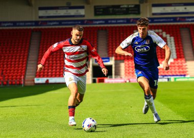 Doncaster Rovers takımından Luke Molyneux, 2 Ağustos 2025 'te İngiltere' nin Doncaster şehrindeki Eco-Power Stadyumu 'nda oynanan Gök İddia Ligi 1 karşılaşmasında Doncaster Rovers ile Exeter City karşılaşacak.