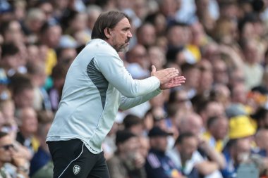 Leeds United 'ın teknik direktörü Daniel Farke, Leeds United' ın 2 Ağustos 2025 'te Elland Road, Leeds' te oynadığı Leeds United-Villarreal maçında teknik alanda tepki gösterdi.