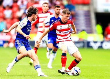 Doncaster Rovers takımından Harry Clifton, 2 Ağustos 2025 'te Doncaster Exeter City' ye karşı oynadığı Sky Bet 1 karşılaşmasında sahada.