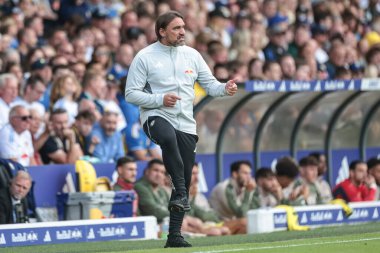 Leeds United 'ın Daniel Farke teknik direktörü, Leeds United' ın 2 Ağustos 202 'de Elland Road, Leeds' de oynadığı Leeds United-Villarreal maçında takım talimatlarını veriyor.
