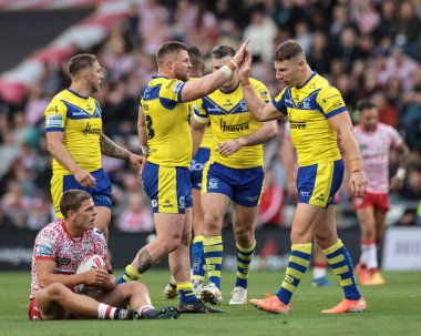 Warrington Wolves 'tan Luke Yates, Warrington Wolves' tan George Williams 'a beşlik çaktı. Betfred Süper Lig 20. Leigh Leopards' a karşı Warrington Wolves 'a karşı Leigh Spor Köyü, Leigh, Birleşik Krallık,  