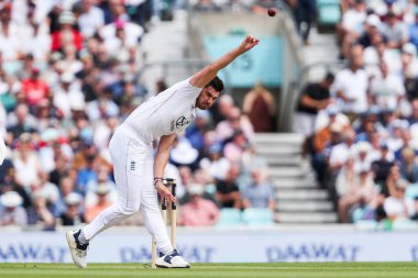 İngiltere 'den Josh Dil, 5. Rothesay Test Maçı 3. Gün' de Hindistan 'a karşı Kia Oval, Londra, İngiltere' de 2 Ağustos 2025 'te bovling oynuyor.