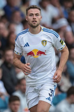 Leeds United takımından Gabriel Gudmundsson, Leeds United 'ın 2 Ağustos 202' de Elland Road, Leeds 'te oynadığı Leeds United-Villarreal maçında izlemektedir.