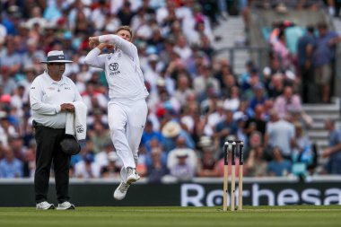 İngiltere 'den Joe Root, 5. Rothesay Test Maçı' nda Hindistan 'a karşı 3. Kia Oval, Londra, İngiltere' de 2 Ağustos 2025 'te bovling oynuyor.