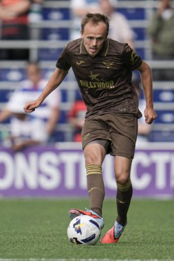 Brentford 'dan Mikkel Damsgaard sezon öncesi dostluk maçı sırasında Queens Park Rangers Brentford' a karşı Kiyan Prince Vakfı Stadyumu, Londra, 2 Ağustos 2025